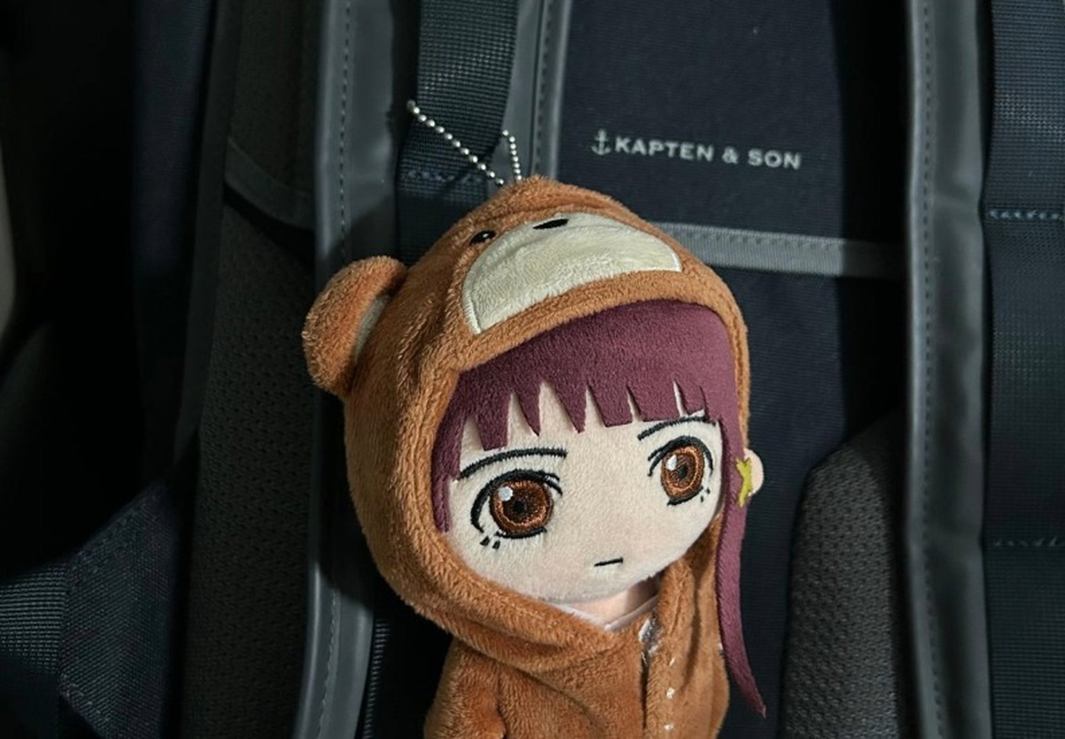 plüschanhänger der anime figur lain an einem kapten and son rucksack