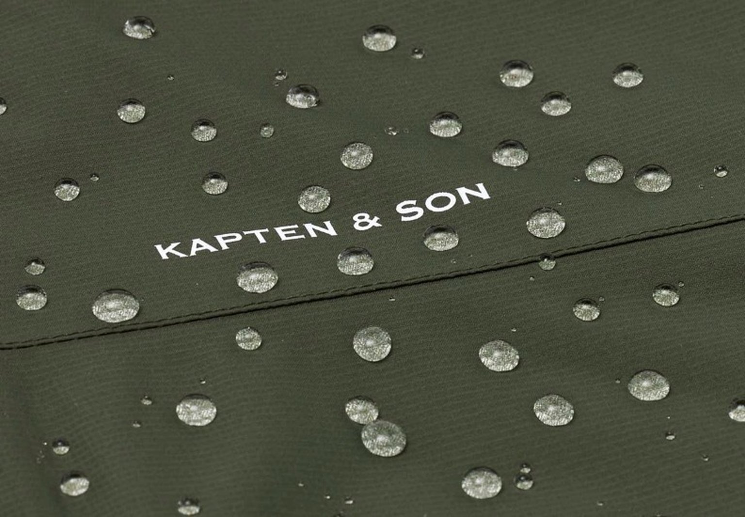 regentropfen auf der kapten and son regenjacke