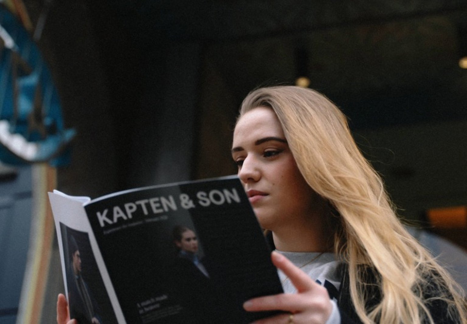 frau liest eine kapten and son zeitschrift