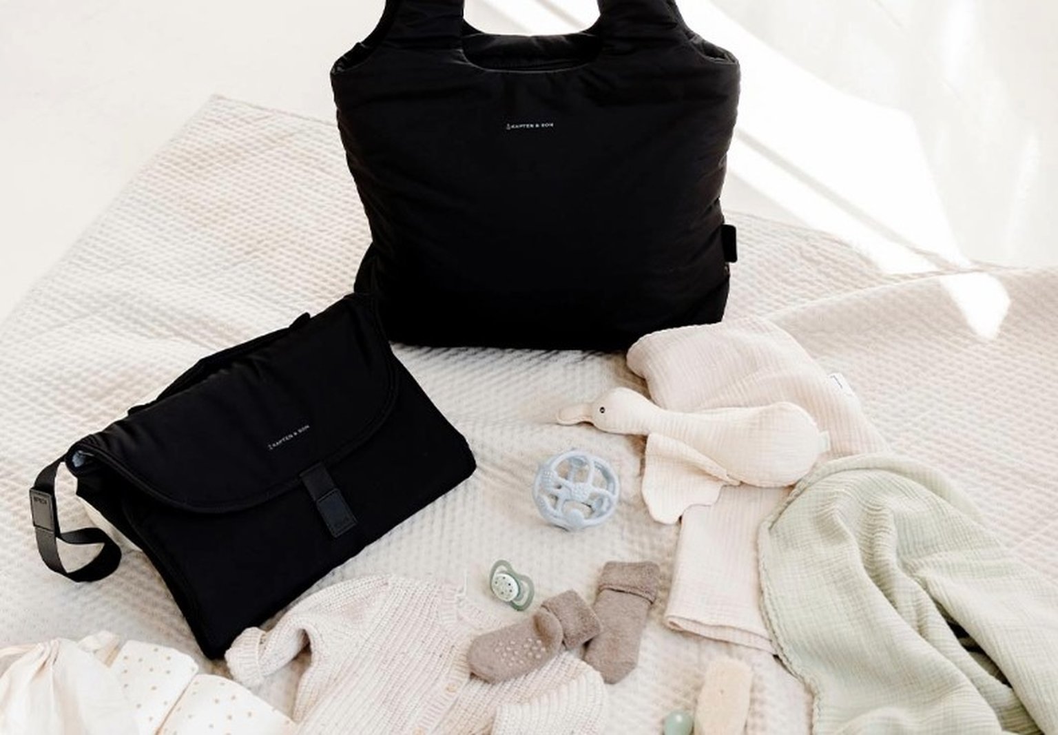 wickelplatz mit wickelrucksack und kleidung fürs baby