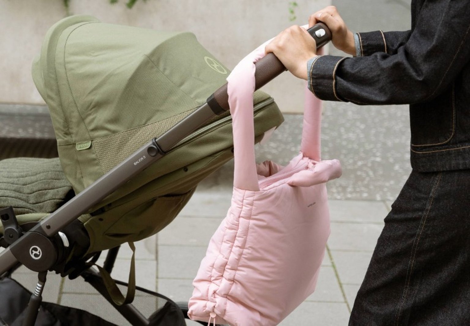 frau schiebt kinderwagen mit kapten & son wickeltasche skara cloud pro