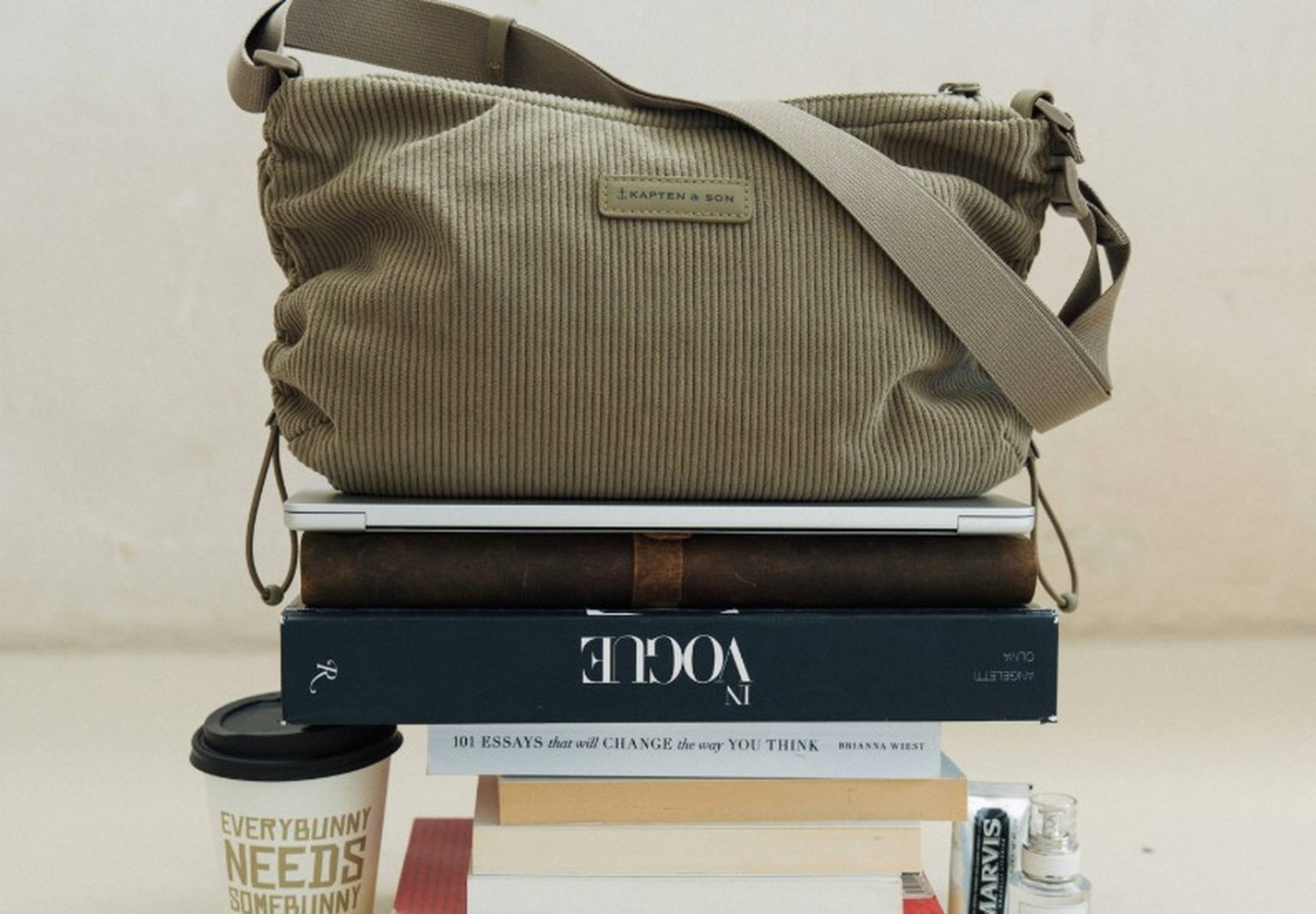 cord tasche liegt auf einem stapel bücher