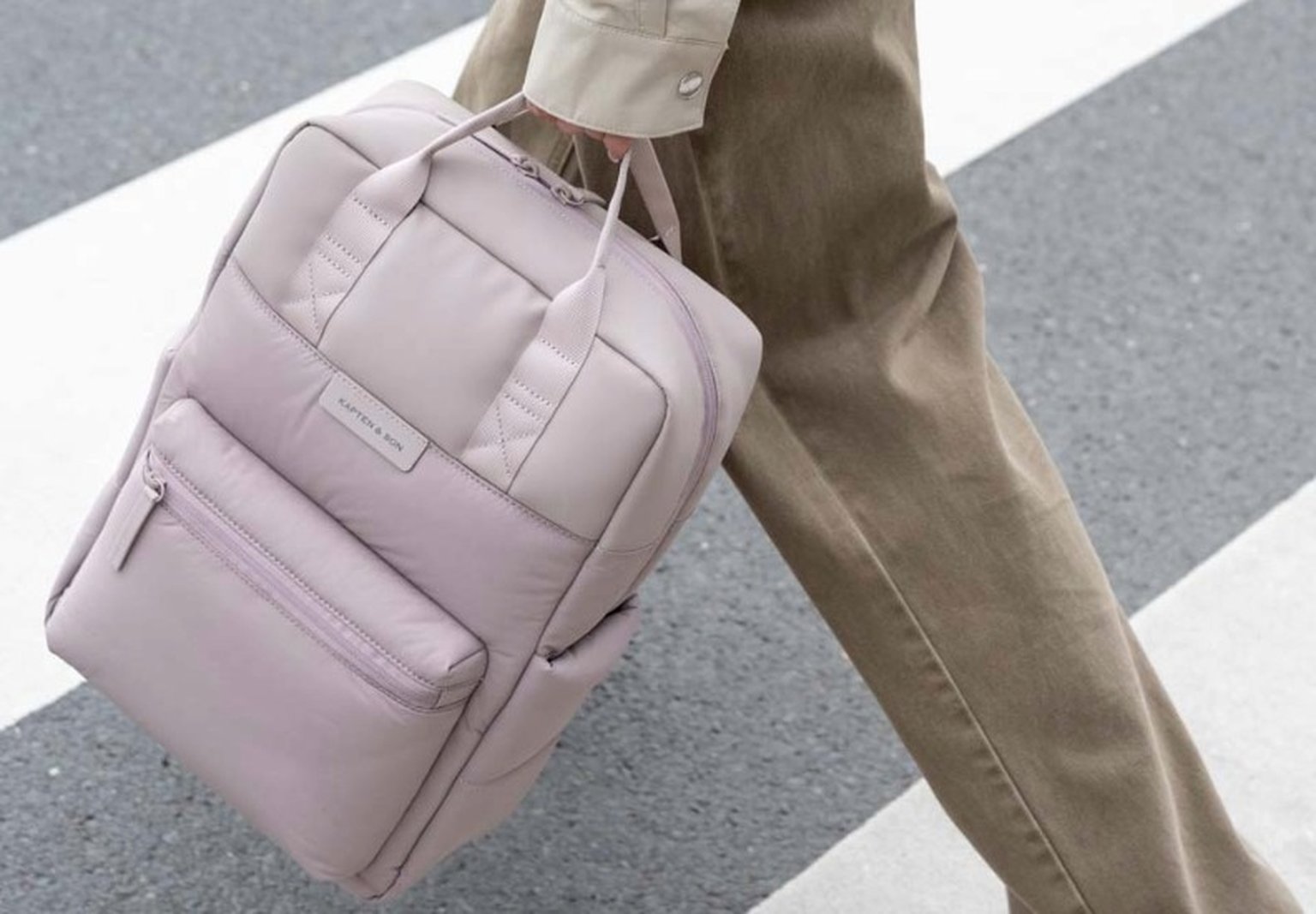 frau trägt pinken rucksack von kapten & son