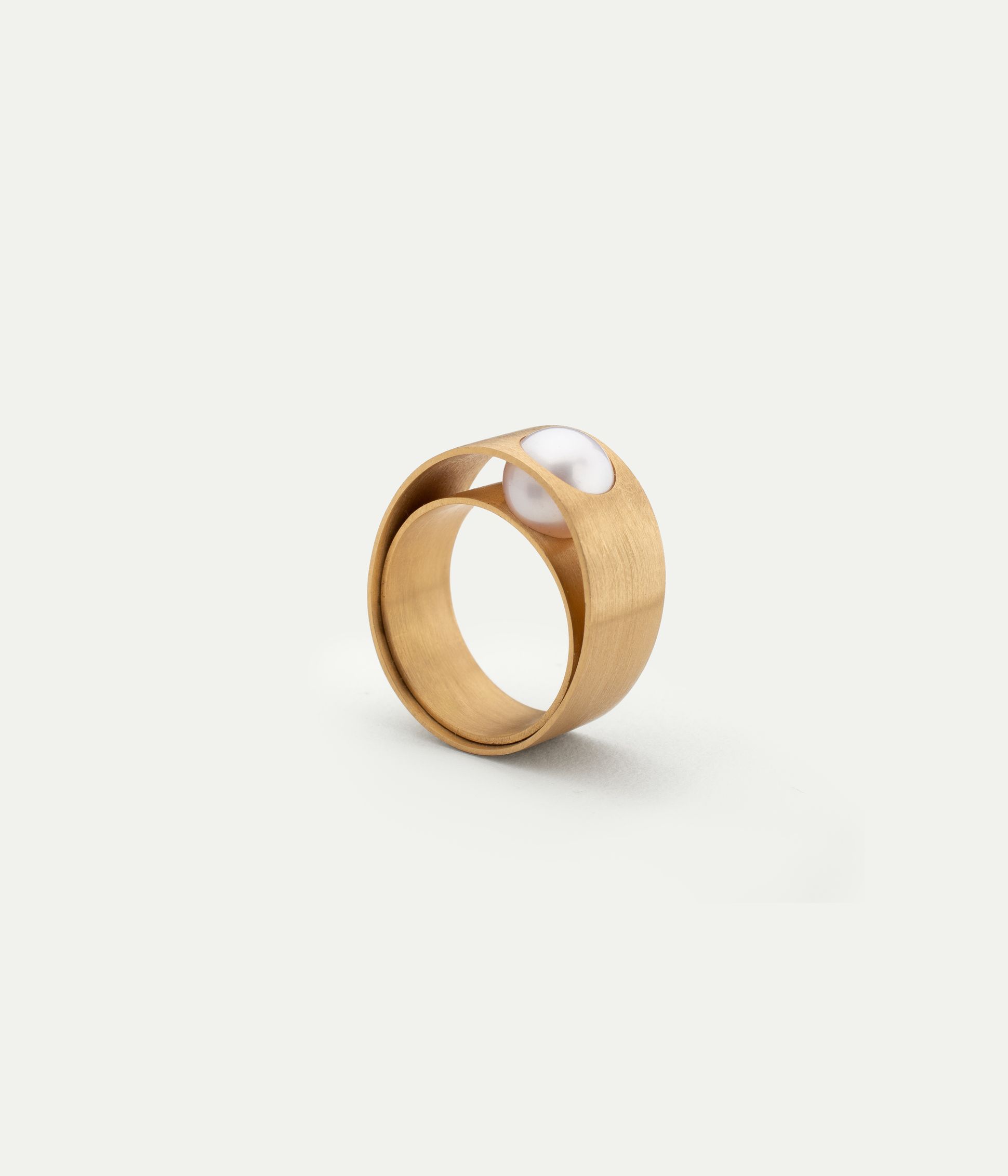 move-pearl-ring-lia-di-gregorio