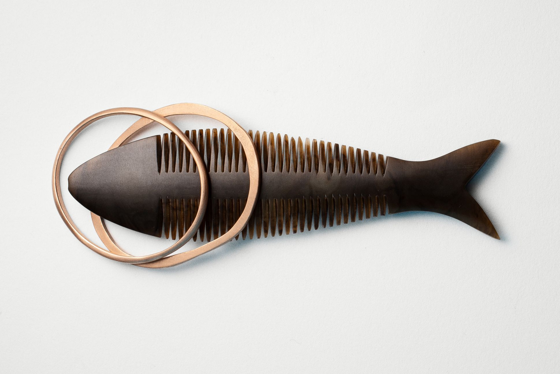 Bracelets Anaconda sur un peigne en forme de poisson