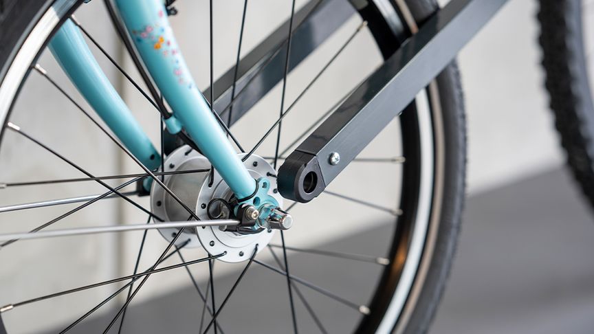 Assmebly tandem bar loosen knobs and connect to child's bike