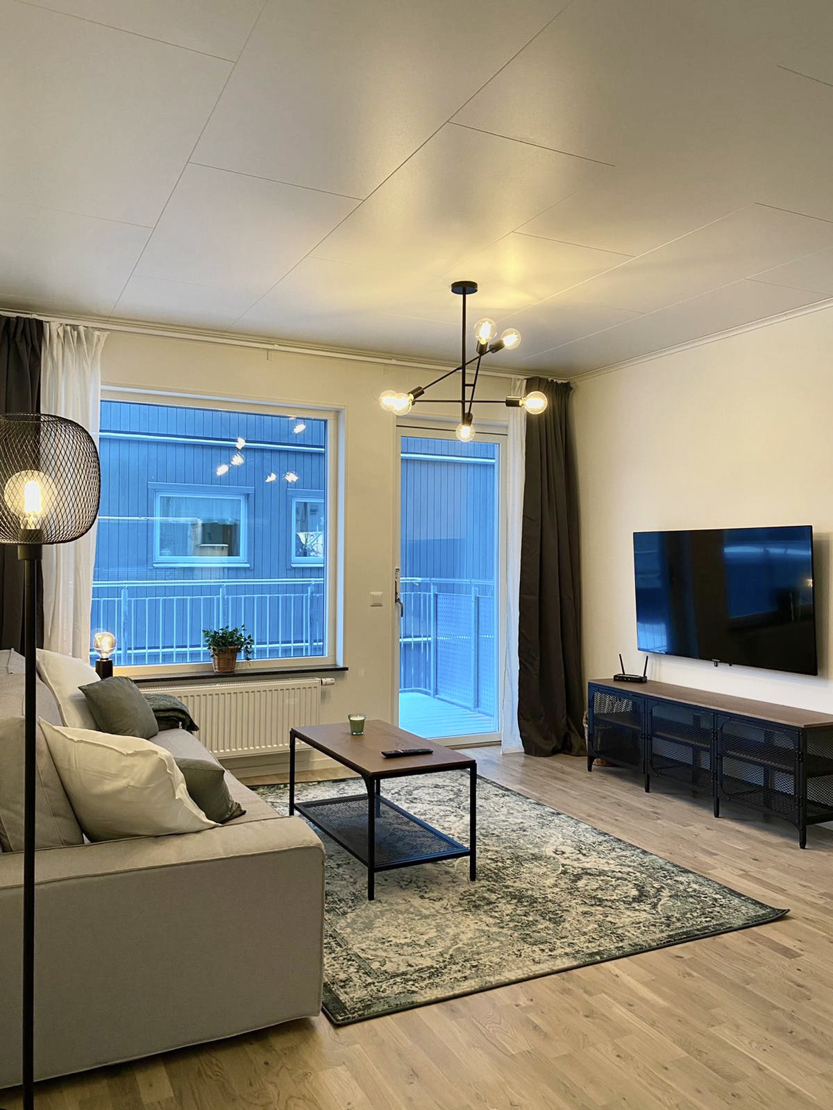 Livingroom with balcony at Knärotsvägen