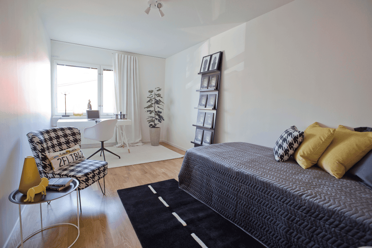 Bedroom with a bed and a sitting area