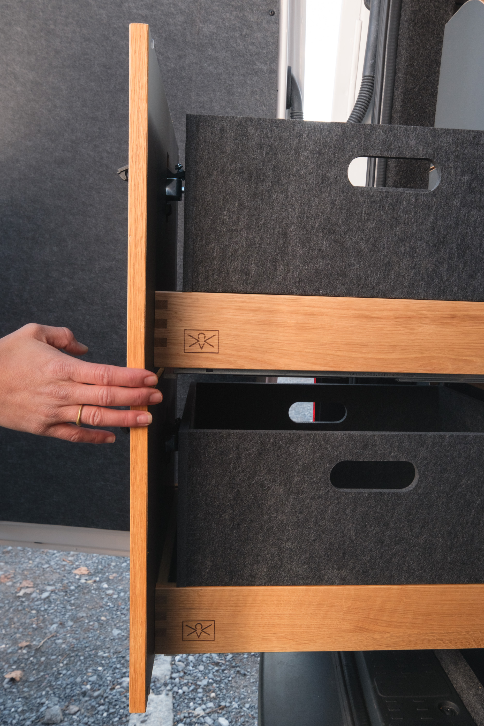 Zwei Schubladen aus Eiche Massivholz und Cocoon Vans Logo. Anthrazitfarbene Innenboxen zum herausnehmen. Filzmaterial und Leichtbauplatte.