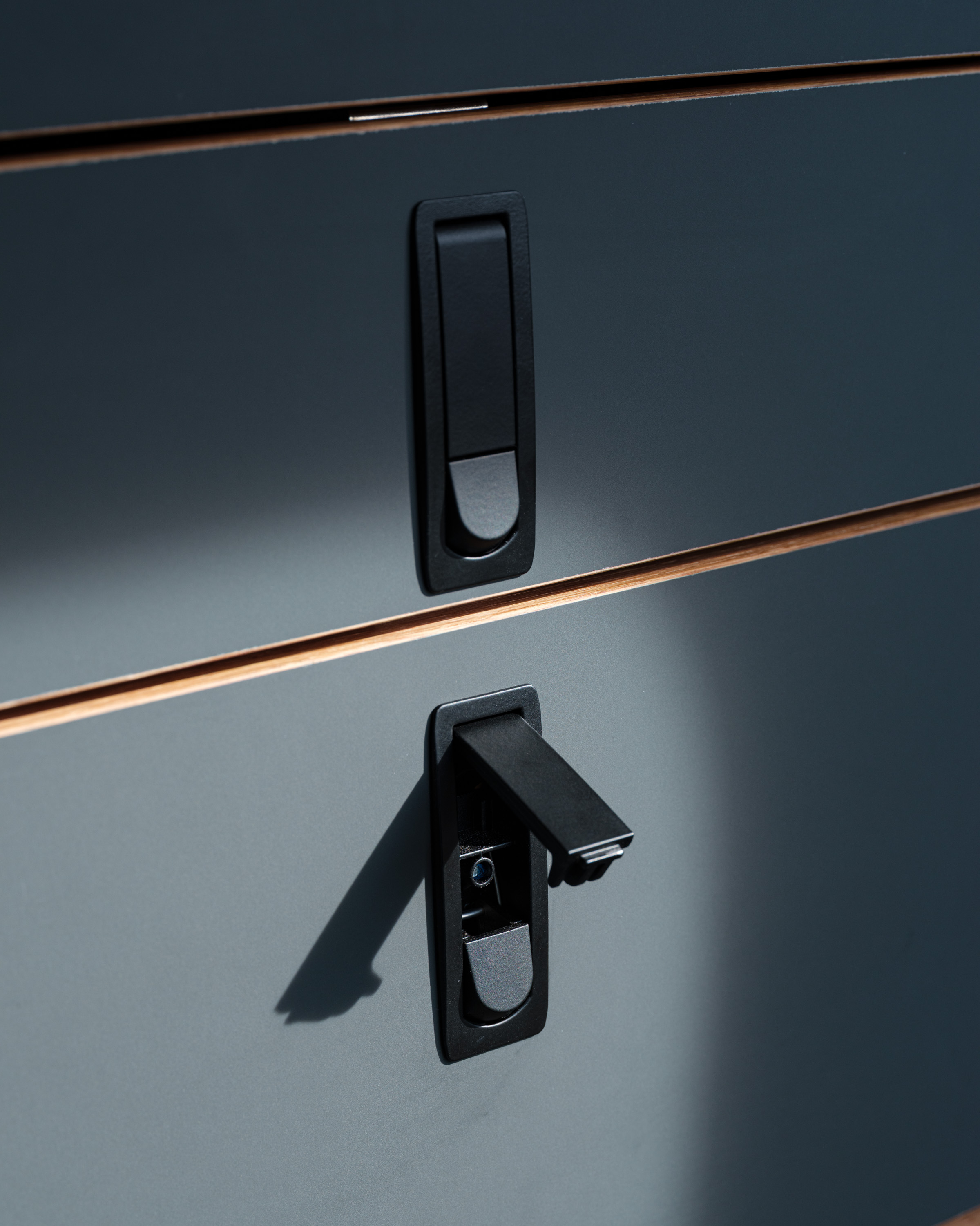Anthrazite Schubladenfront. schwarze Southco Handgriffe.