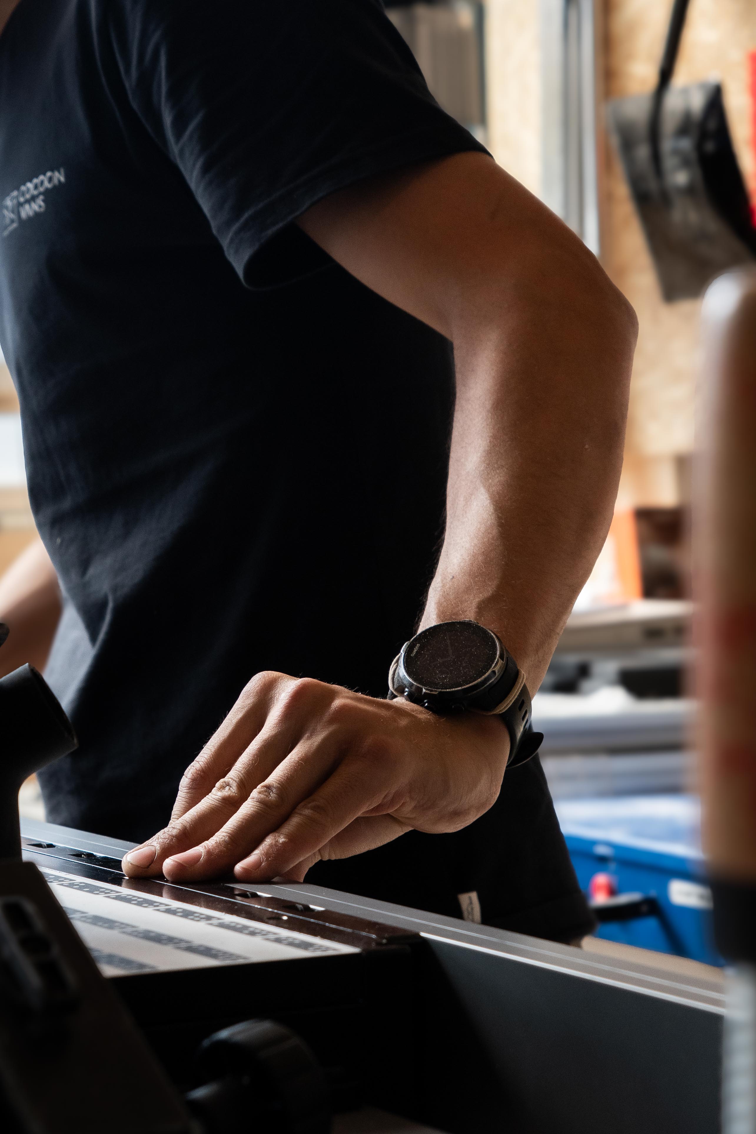 Handarbeit der Mitarbeiter von Cocoon Vans bei der Fertigung von Innenausbauten