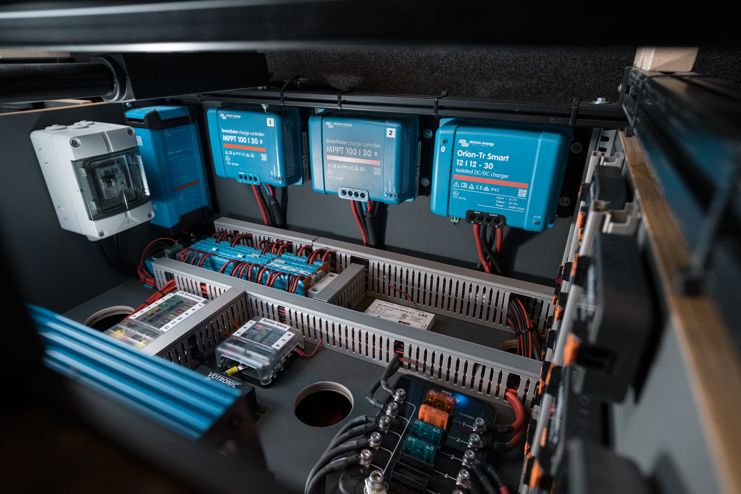 verbaute Technik im Camper Van Patgific. Victron Energy Elektrosystem mit Revotion Smart Control Komponenten