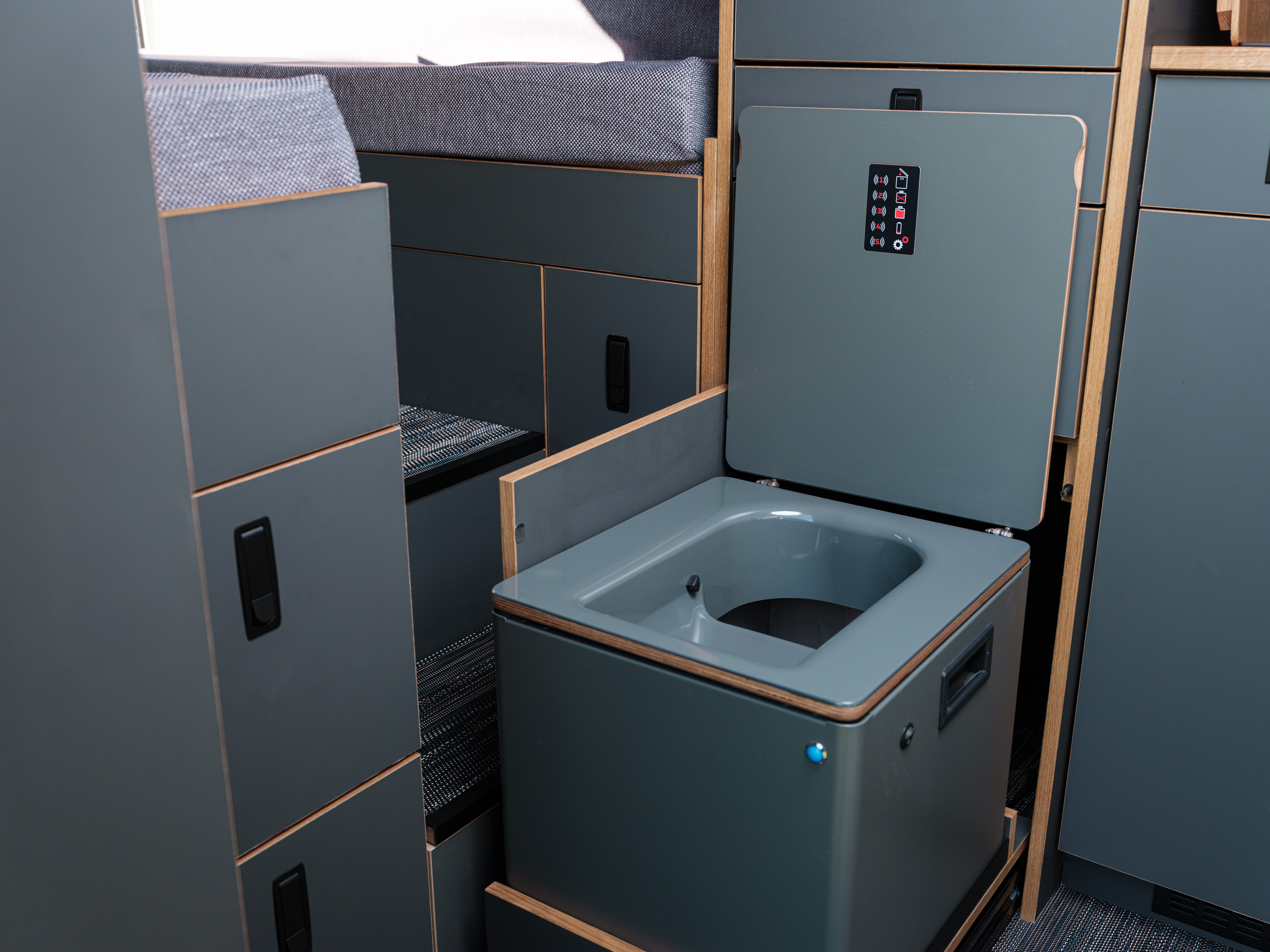 moderne Composttoilette mit Bambusfasern im Camper Van patgific von Cocoon Vans