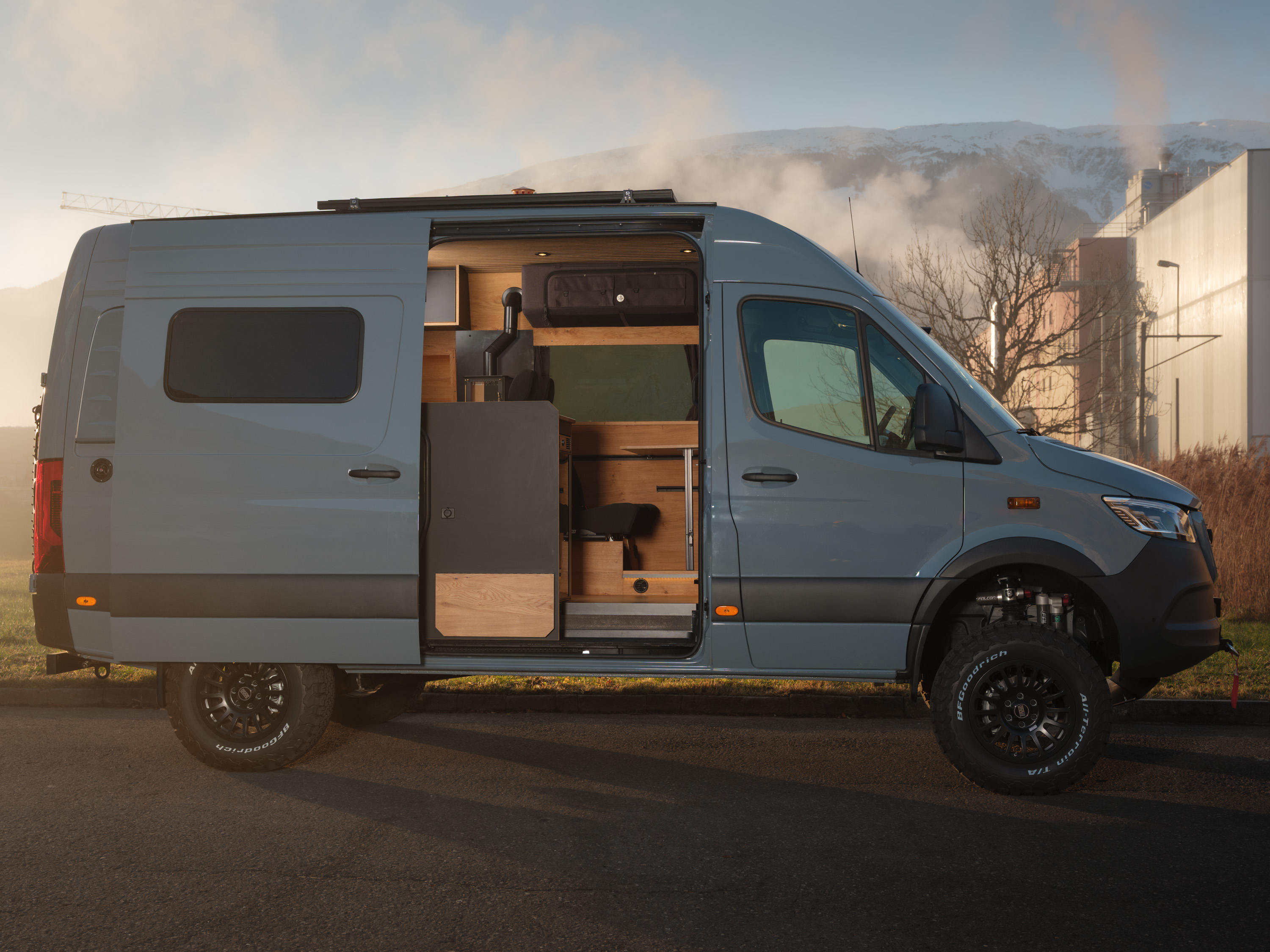 seitlichen Blick in den Meredes Sprinter 4x4 von Cocoon Vans für eine 5 Köpfige Familie