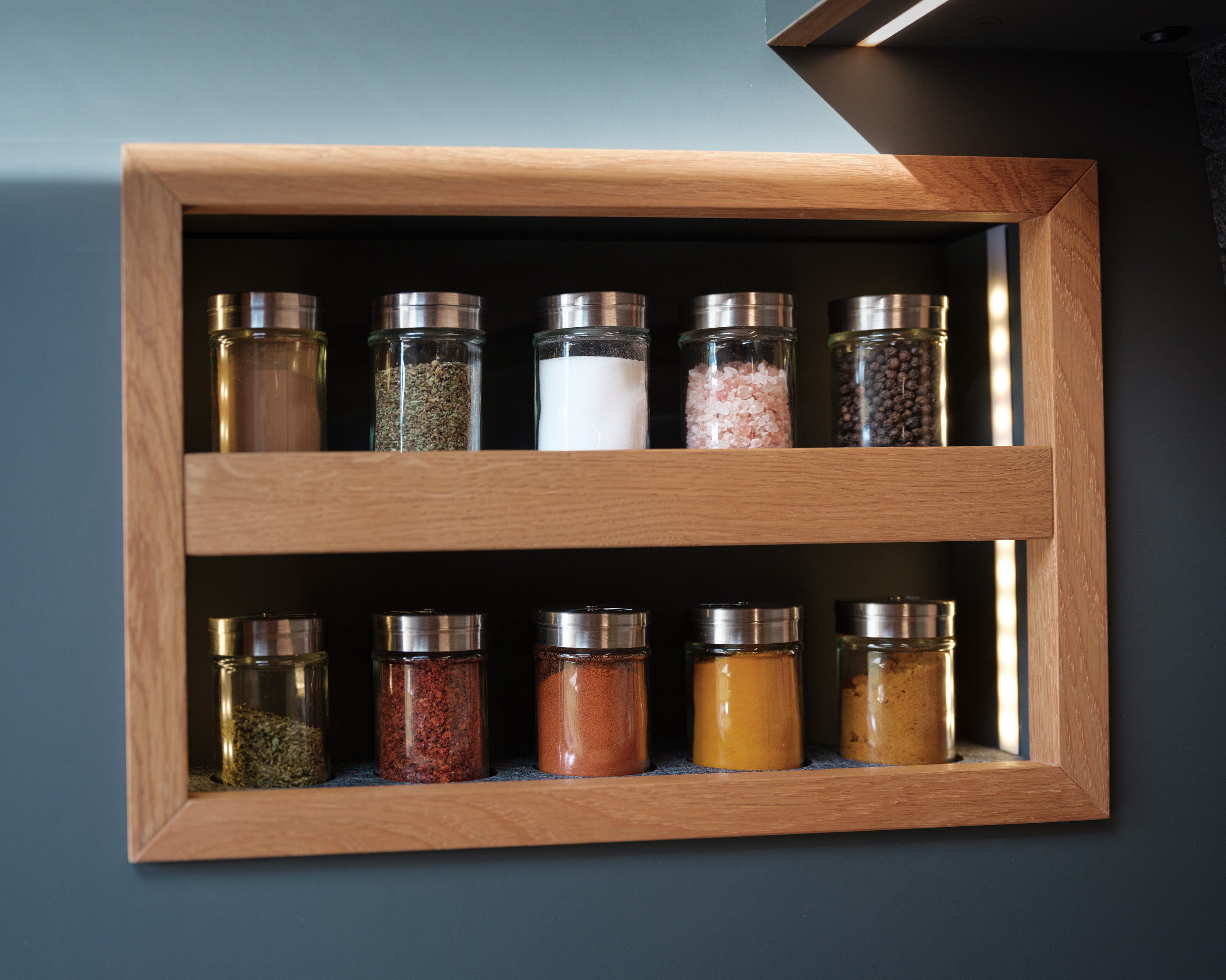 buntes gewürzregal im Camper Van Patgific