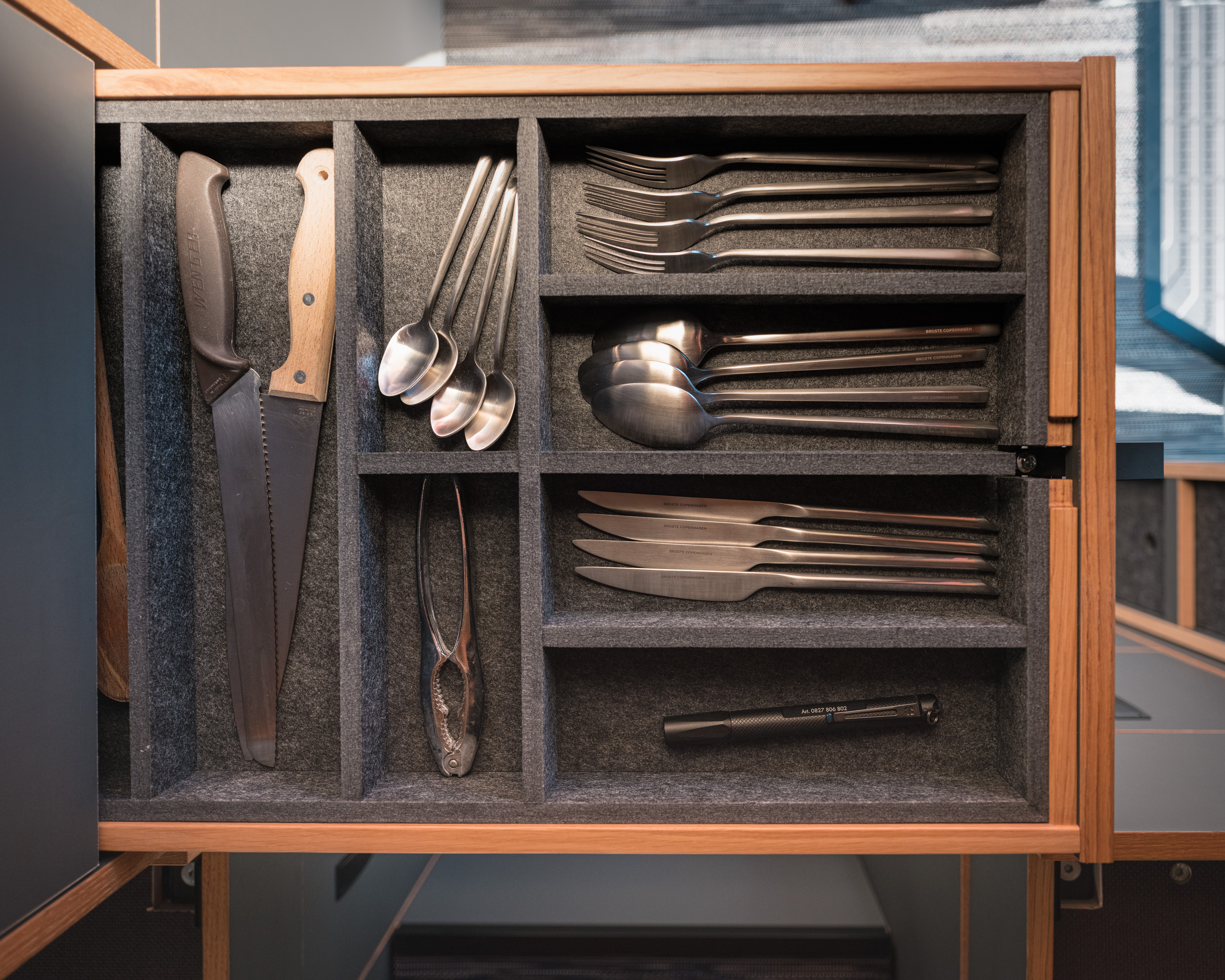 Edle Besteckschublade im Camper Van Patgific von Cocoon Vans. Die ganze Schublade ist mit robustem Filz ausgelegt. Messer, Gabel und Löfel sind ordentlich versaut.