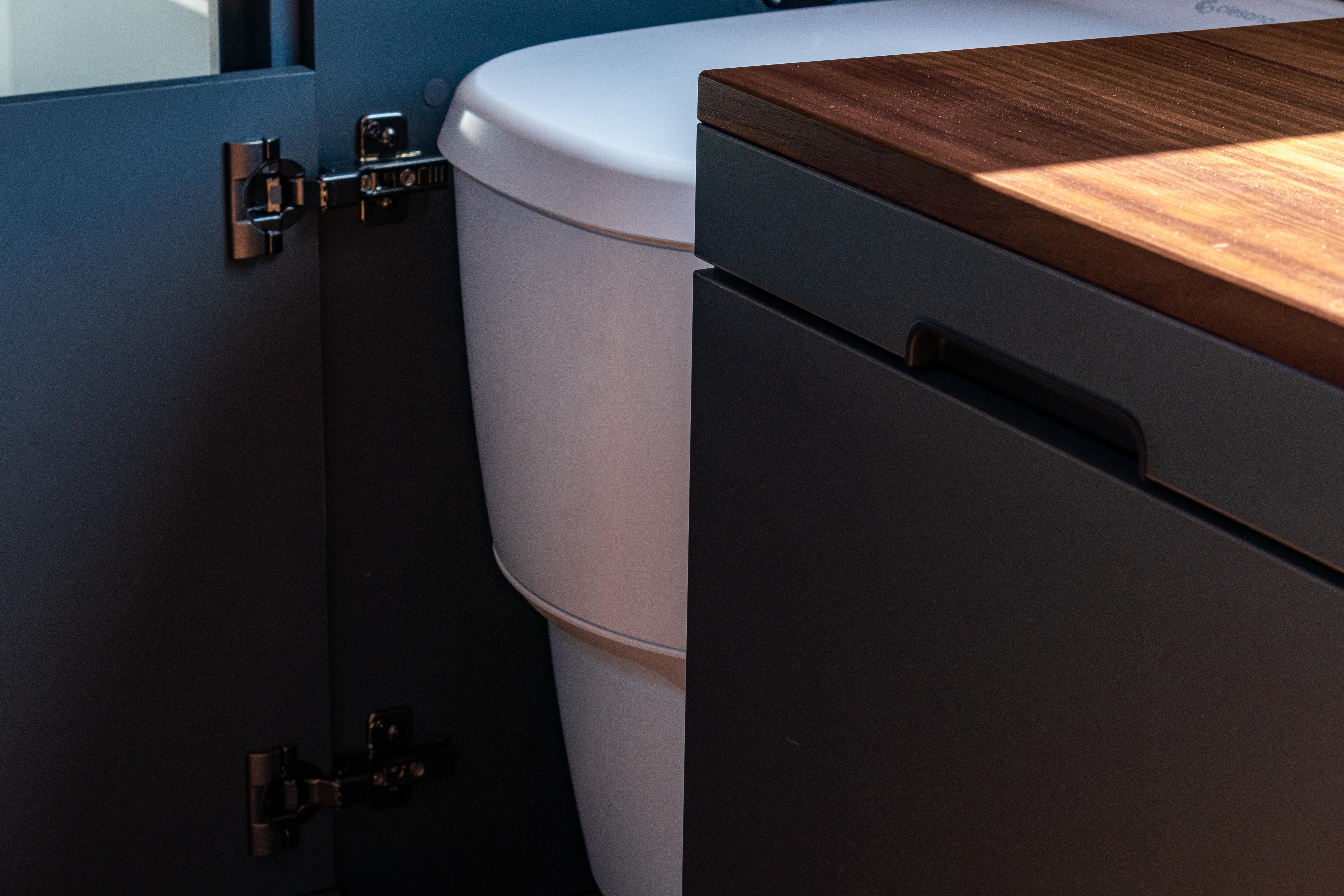 Clesana Toilette, verstaut im Möbel aus amerikanischen Nussbau im Camper Van