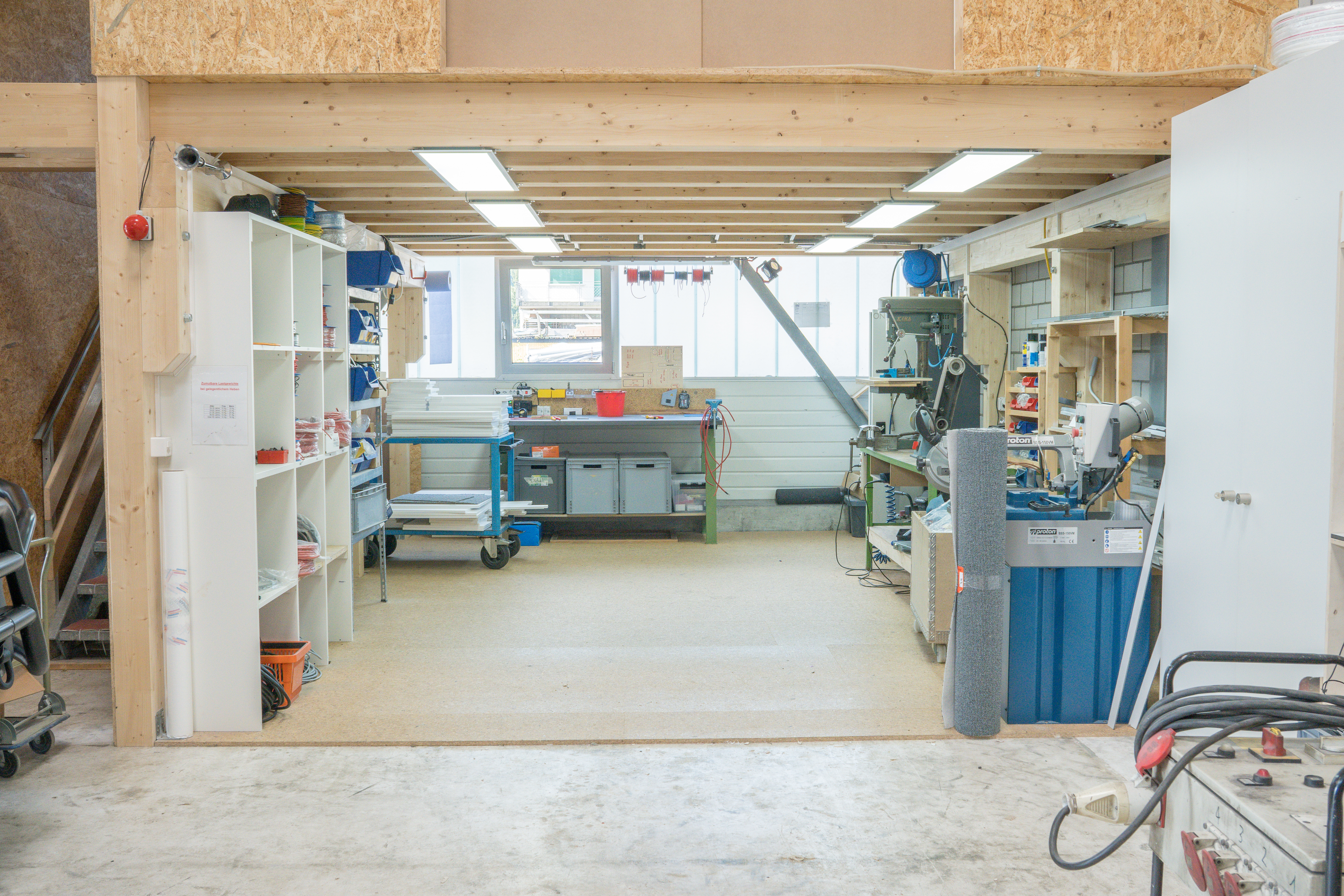 Elektroabteilung in der neuen Werkhalle von Cocoon Vans