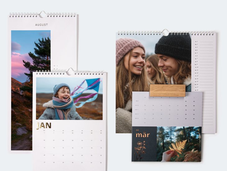 Vier verschiedene Fotokalender mit verschiedenen Designs, Layouts und Kalendarien zeigen Familienfotos im herbstlichen Look