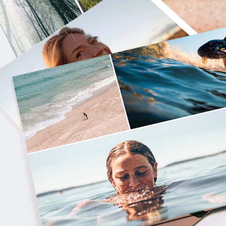 Mehrere überlappende Fotos in unterschiedlichen Formaten: Wald, Strand, Wellen und schwimmende Frau
