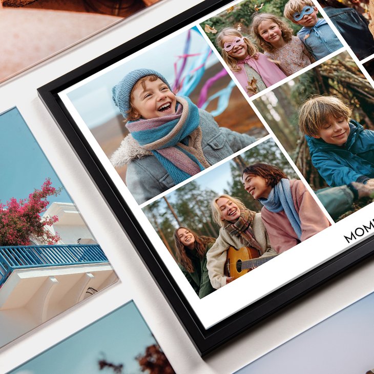Gerahmte quadratische Fotocollage 'Moments' mit Kinderfotos, liegt schräg neben weiteren Fotoabzügen
