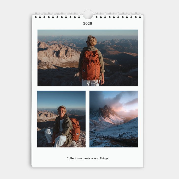 Hochformatiger Wandkalender mit Collage aus drei Bergfotos einer Wanderin mit orangefarbenem Rucksack