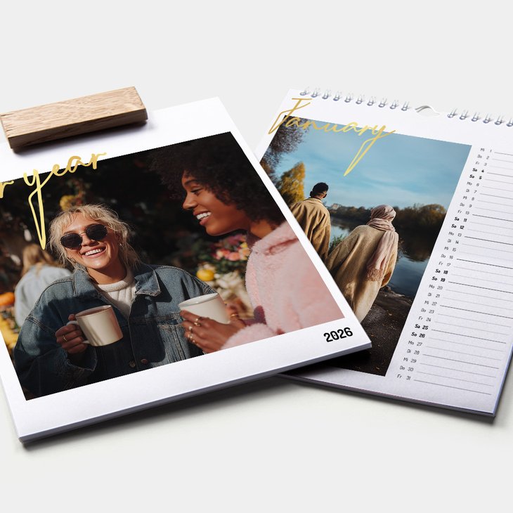 Zwei Kalender mit goldener Handschrift-Veredelung: Foto zweier Frauen mit Kaffeebechern und ein Paar von hinten am See