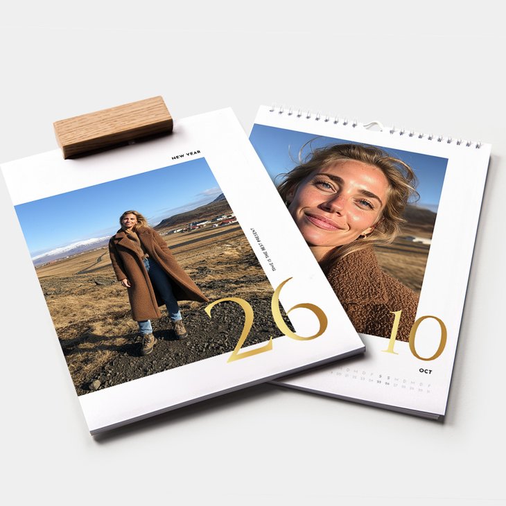 Zwei Wandkalender mit goldener Veredelung der Jahres- und Monatszahlen, Fotos einer Frau im Mantel und als Nahporträt