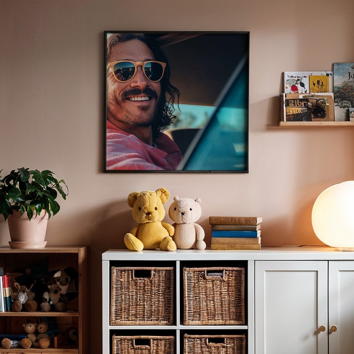 Quadratisches gerahmtes Acrylglasbild über einem Sideboard mit Stofftieren und Büchern im Kinderzimmer