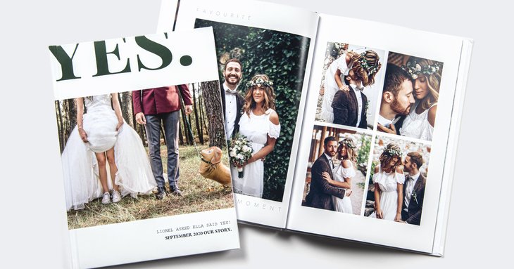 Hochzeitsfotobuch 'YES.' mit Cover-Foto des Brautpaars mit Hund im Wald und aufgeschlagenen Seiten mit Hochzeitsgesellschaft-Fotos