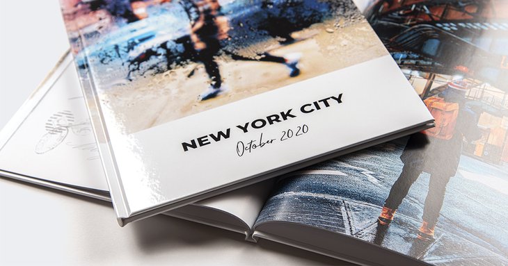 Hardcover-Reisefotobuch 'New York City October 2020' mit Straßenfotografie-Motiven auf Cover und aufgeschlagenen Innenseiten
