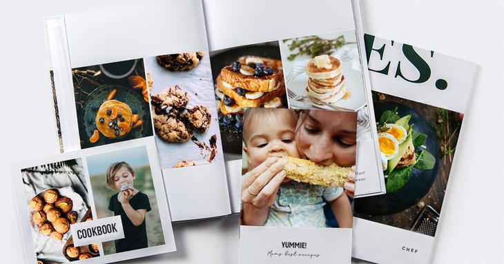 Mehrere Kochbuch-Fotobücher in verschiedenen Größen mit Food-Fotos wie Pancakes, Keksen und einem Kind beim Essen