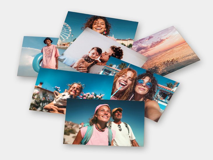 Mehrere Fotoabzüge im Format 13 × 18 fächerförmig gestapelt mit verschiedenen Urlaubs- und Familienmotiven