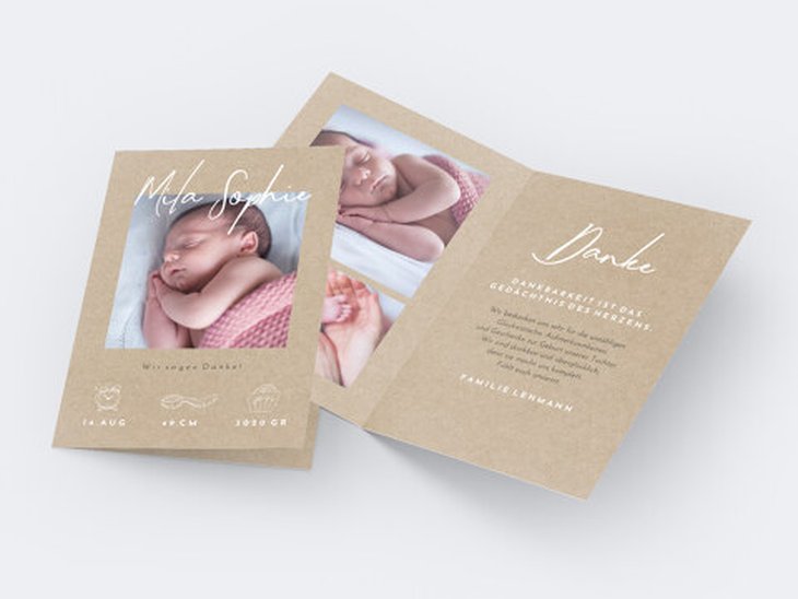 Vorder- und Innenansicht einer gefalteten Geburtskarte mit einem schlafenden Baby, das in eine rosa Decke eingewickelt ist, mit Geburtsdaten und einer Dankesnachricht im Inneren.