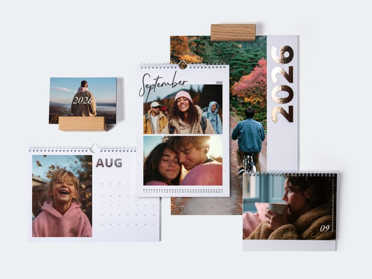 Cinq calendriers muraux pour 2026 avec différents designs, mises en page, suspension à spirale ou bloc en bois, présentant des photos de famille et de paysages dans un style automnal.