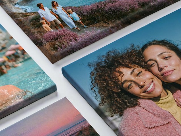 Mehrere Leinwanddrucke mit Personenfotos schräg von oben fotografiert