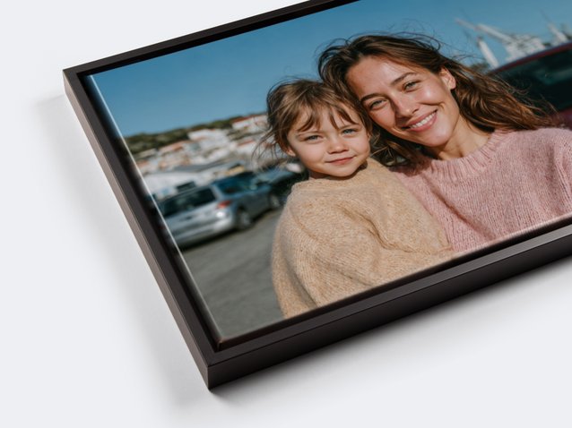 Leinwanddruck im schwarzen Schattenfugenrahmen – Detailansicht mit Familienfoto