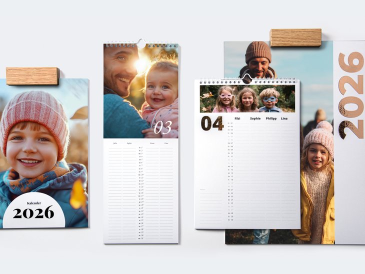 Quatre agendas familiaux pour 2026, avec différents designs, mises en page, reliure spirale ou suspension en bois, présentent des photos de famille dans un style automnal.
