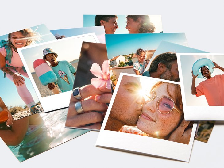 Zahlreiche Fotoabzüge in verschiedenen Formaten fächerförmig ausgelegt mit sommerlichen Urlaubs- und Porträtmotiven