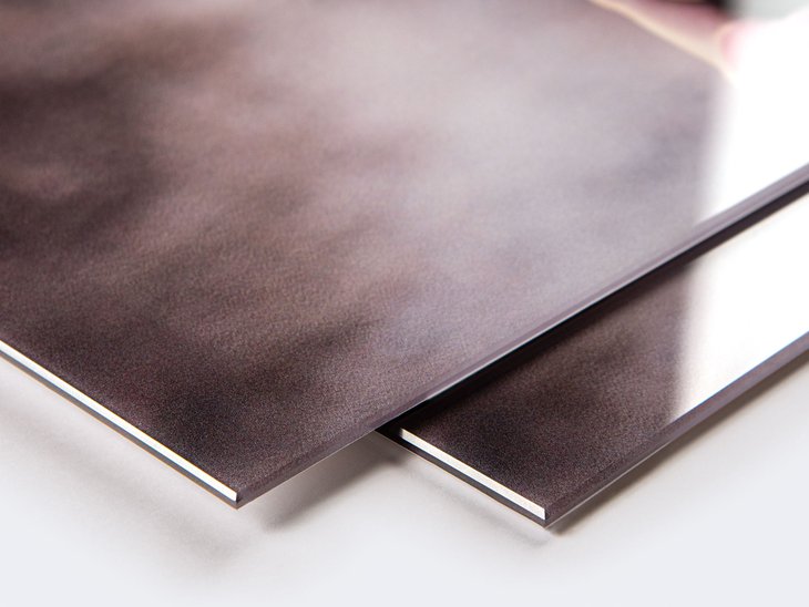 Nahaufnahme zweier Acrylglasplatten mit glänzender Oberfläche und Lichtreflexion an den Kanten
