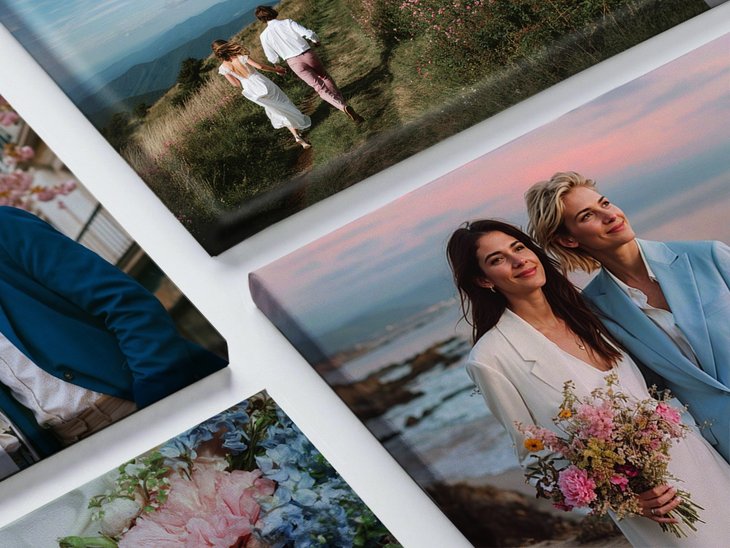 Mehrere Leinwanddrucke mit verschiedenen Motiven übereinander liegend: Paarfotos, Hochzeitsbild und Blumenmakro