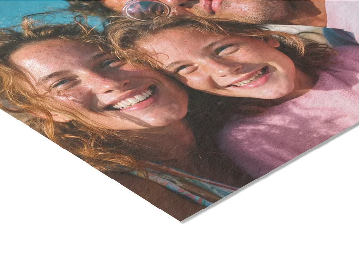 Een uitsnede van een kalenderprint toont de papierkwaliteit van ecologisch papier in detail.