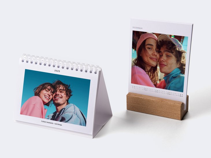Zwei Tischkalender mit Pärchenfotos. Einer im Querformat und Spiralbindung, einer im Hochformat und Holzblock-Aufsteller