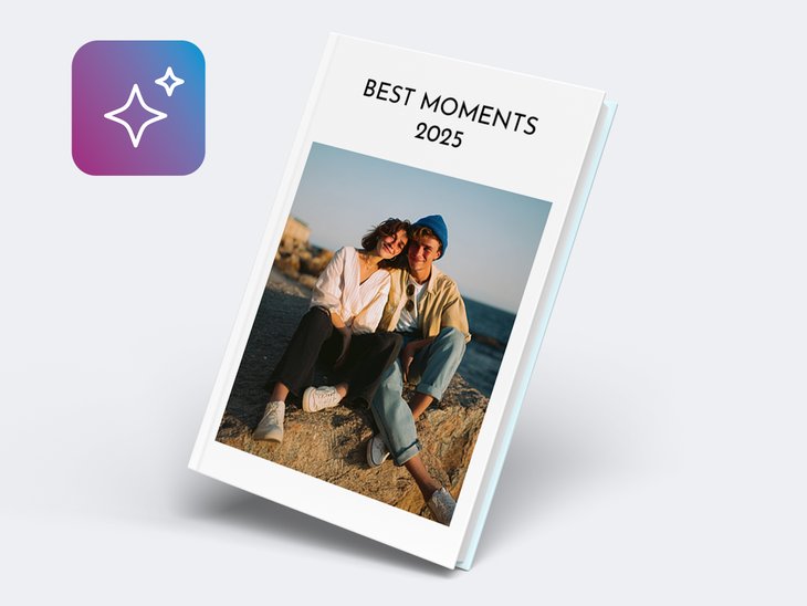 Fotobuch 'Best Moments 2025' mit einem Pärchen-Foto am Meer auf dem Cover und einem Sparkle-Symbol für die KI-Gestaltung
