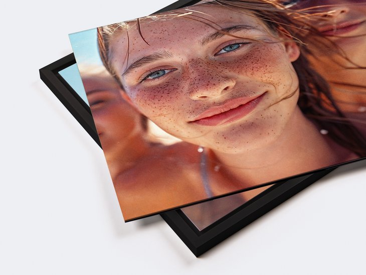 Gerahmtes quadratisches Acrylglasbild mit Nahporträt zweier Personen mit Sommersprossen im Sommerlicht