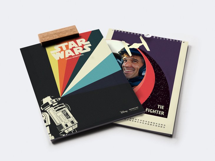 Zwei Wandkalender mit unterschiedlichen Star Wars Designs und persönlichen Fotos, einmal mit Spiralbindung, einmal mit Holzblock-Aufhängung