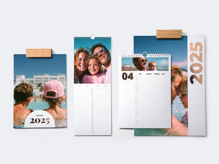 Drei Kalender für das Jahr 2025 mit Familienfotos am Strand, auf denen ein Paar mit einem Kind und ein Kind mit einer rosa Mütze vor einem weißen Hintergrund zu sehen sind.