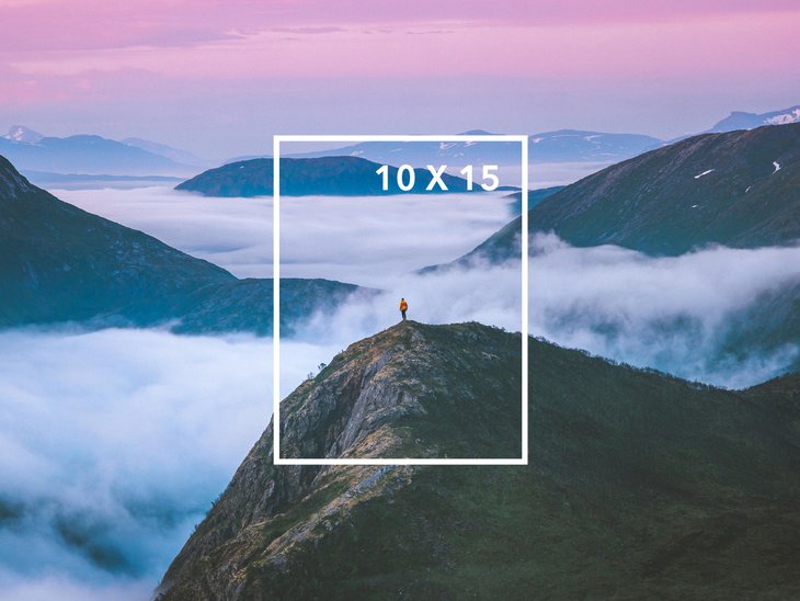 Berglandschaftsfoto mit Wanderer und Zuschnittsrahmen im Format 10 × 15 als Beispiel für den Fotoabzug-Zuschnitt