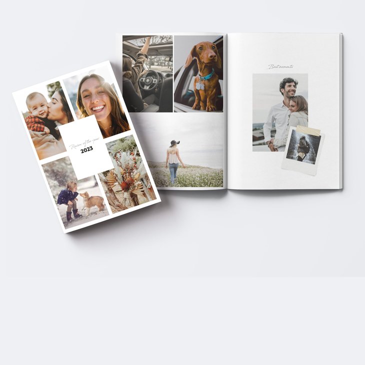 Jahresrückblick-Fotobuch 'Review of the year 2023' mit Foto-Collage-Cover und aufgeschlagener Doppelseite mit verschiedenen Schnappschüssen des Jahres
