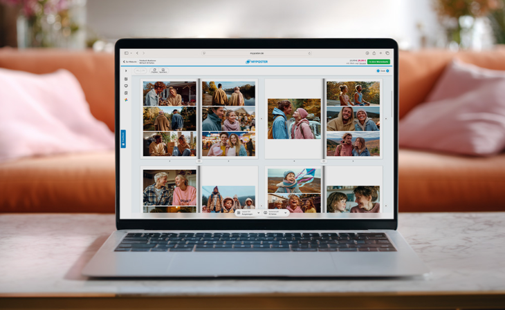 MYPOSTER-Konfigurator auf einem Laptop zeigt einen fertig gestalteten Fotobuch-Entwurf mit herbstlichen Familienfotos